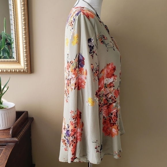 Tolani Green Silk Floral Tie Neck Bell Sleeve Tunic Top Size Large - Picture 8 of 11